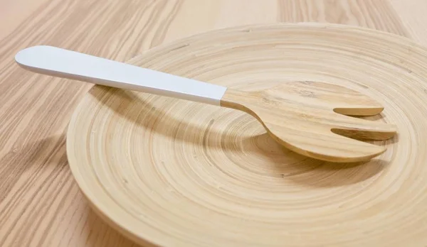 Дерев'яні вилка столові прилади на дерев'яні тарілки — стокове фото