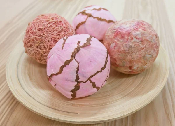 Bolas de papel decorativo rosa en bandeja de madera — Foto de Stock