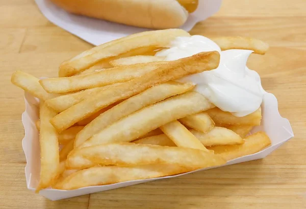 Frites à la mayonnaise dans une boîte blanche — Photo