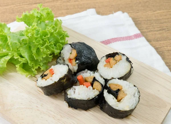 Veggie Sushi Rolls atau Vegetable Maki on Wooden Tray — Stok Foto