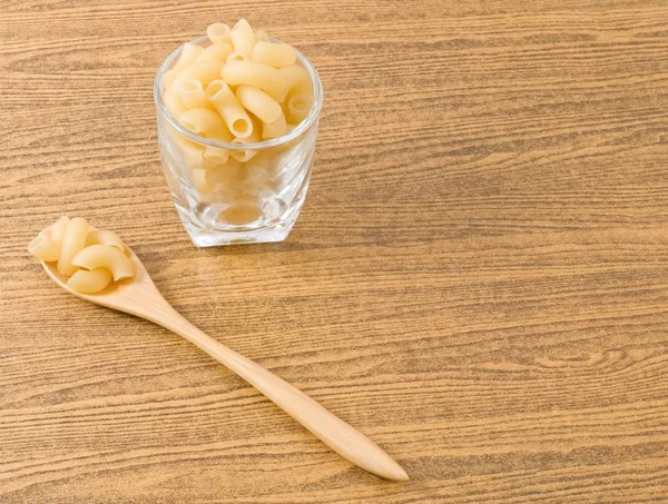 Makaróni könyök vagy Gomiti tészták-fából készült asztal — Stock Fotó