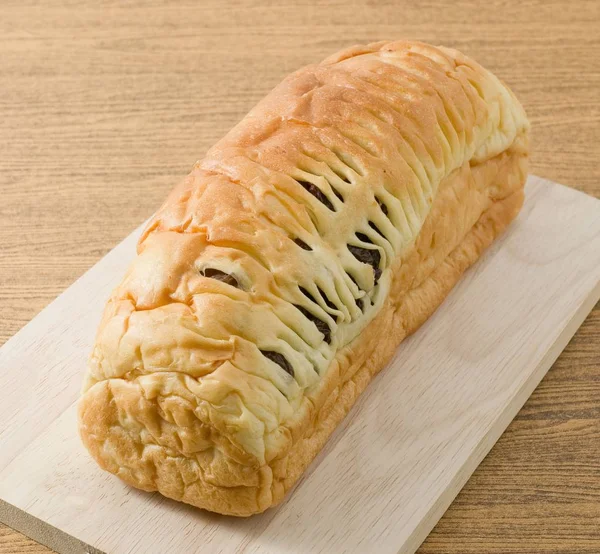 Rozijnenbrood op een houten snijplank — Stockfoto