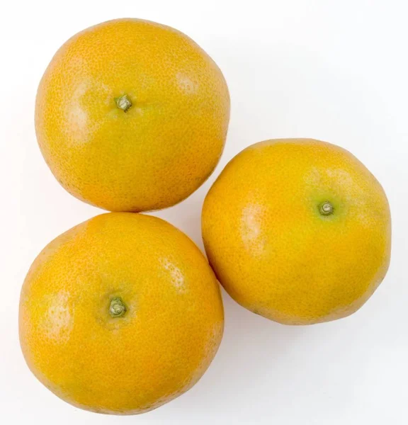 Drie verse sinaasappelen op witte achtergrond — Stockfoto