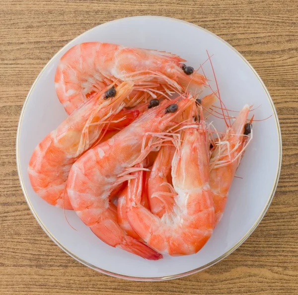 Crevettes cuites ou crevettes tigrées dans une assiette blanche — Photo