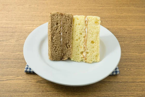 バニラと白い皿にコーヒーのシフォン ケーキ — ストック写真