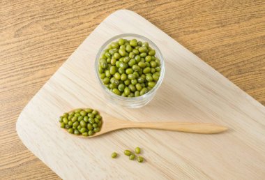 Üstten Görünüm Mung fasulye kaşık ve bardak kupa