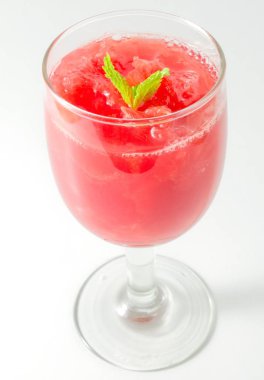 Beyaz üzerine kırmızı olgun ve tatlı karpuz suyu