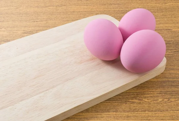 Ovos do século ou ovos de Pidan em uma placa de madeira — Fotografia de Stock