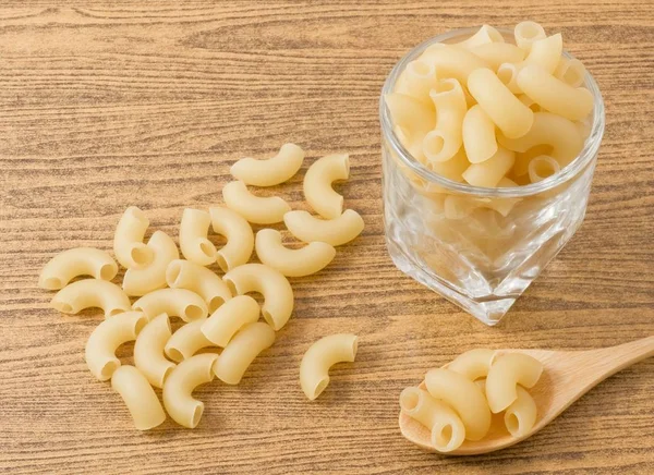 Macarrones de codo o pasta Gomiti en la mesa — Foto de Stock