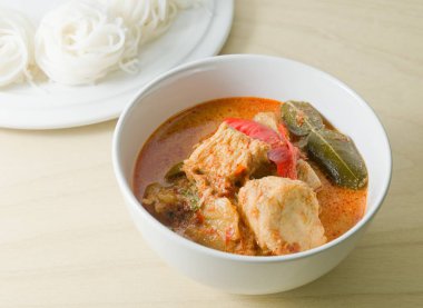 Vegan kırmızı köri ile Tayland pirinç şehriye