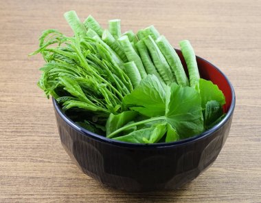 Leucaena Leucocephala, Gotu Kola yaprakları ve bir kase içinde Cowpeas