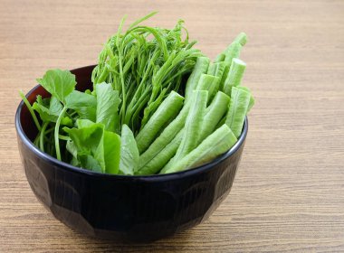 Leucaena Leucocephala, Gotu Kola yaprakları ve bir kase içinde Cowpeas