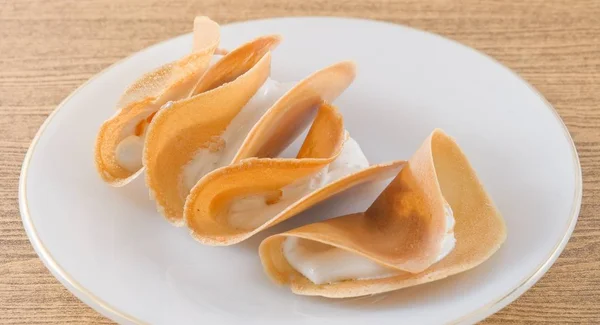 Thai Crispy Pancake Filled with Cream and Fios de Ovos — Stock Photo, Image