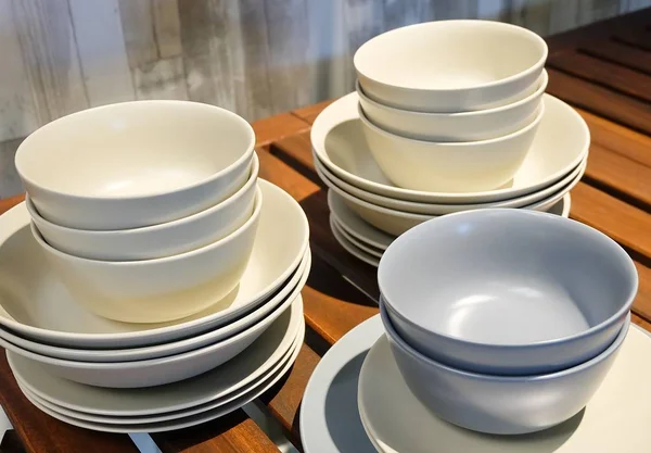 Conjunto de pratos de cerâmica, tigelas e pratos — Fotografia de Stock