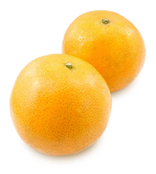 Dwie dojrzałe słodkie pomarańcze na białym tle — Zdjęcie stockowe