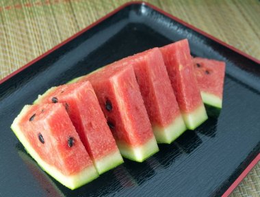 Siyah bir plaka üzerinde karpuz dilimli