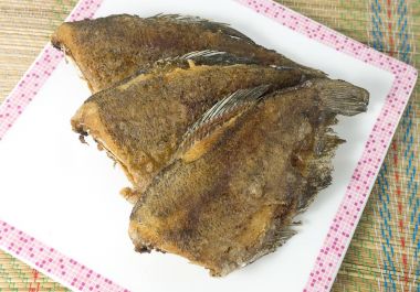 Derin kızarmış gurami balığı bir tabak üzerinde