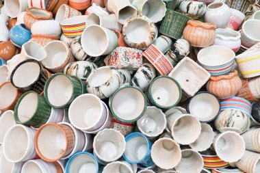 Seramik vazolar ve seramik saksı yığını