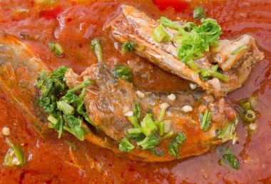 Tay ekşi kadar kapatın ve baharatlı balık konserve sardalya salata