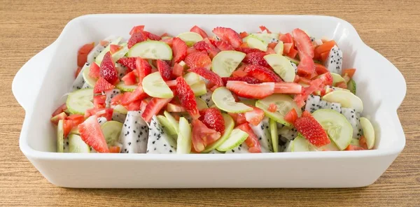Vassoio di porcellana con deliziosa insalata di frutta fresca — Foto Stock