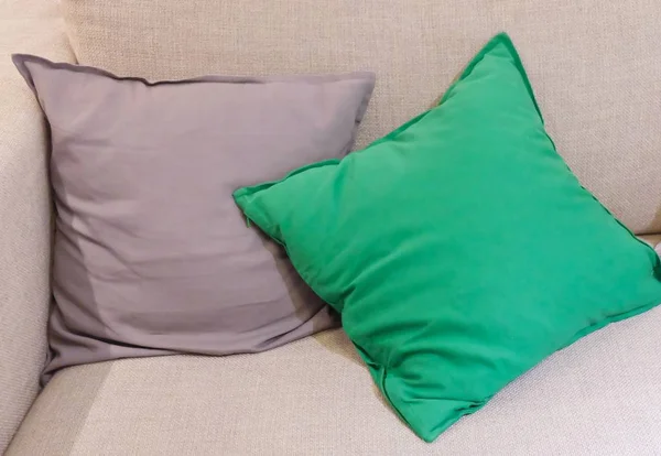 Twee decoratieve kussen op een comfortabele Sofa — Stockfoto