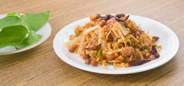 Salada de porco fermentada tailandesa com arroz picante e crocante — Fotografia de Stock