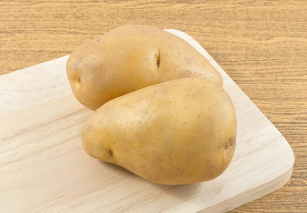 Patate fresche su un tagliere — Foto Stock