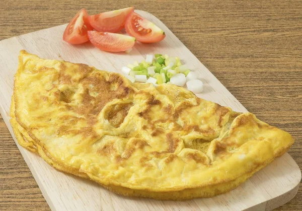 Domates ve yeşil soğan ahşap tahta üzerinde Tay omlet