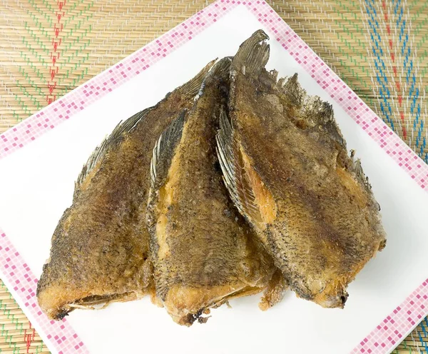 Heerlijke gebakken draadgoerami vis op een bord — Stockfoto