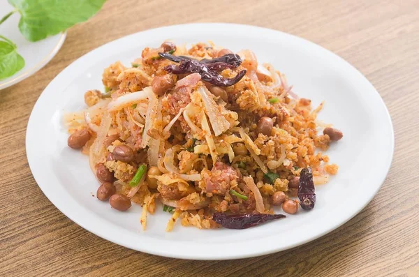 Salada de porco fermentada tailandesa com arroz picante e crocante — Fotografia de Stock