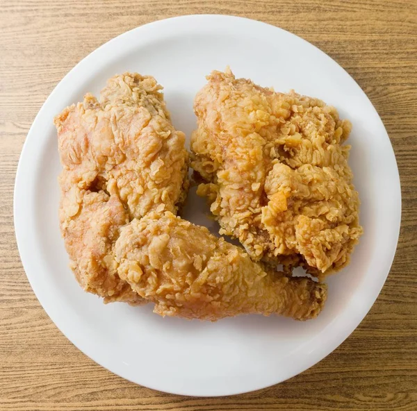 Вкусная жареная курица на белой тарелке — стоковое фото