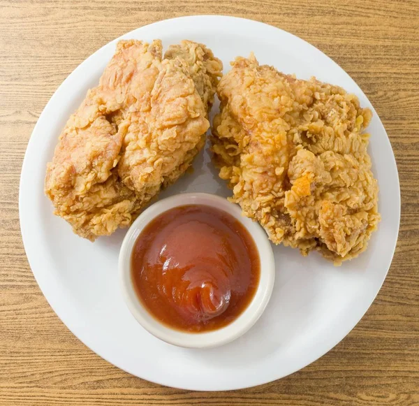Deep Fried Chicken met saus op een witte schotel — Stockfoto