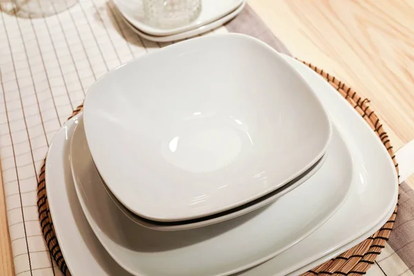 Σετ λευκά πορσελάνινα πιάτα, τα κύπελλα και πιάτα — Φωτογραφία Αρχείου