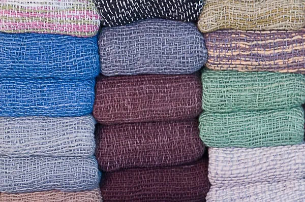 Коллекция разноцветных шарфов для женщин — стоковое фото
