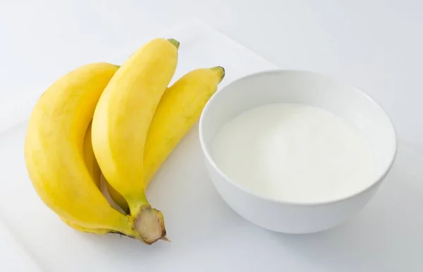 Tigela de iogurte caseiro com banana orgânica — Fotografia de Stock