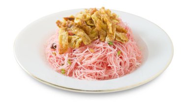 Kırmızı kızarmış pirinç şehriye Julienne omlet ve yeşil soğan ile