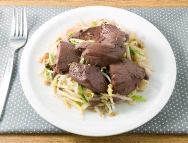 Kızarmış fasulye filizi domuz puding ile karıştırın