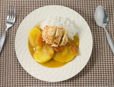 Japon köri ve pişmiş pirinç ile Tonkatsu