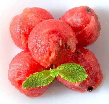 Lezzetli taze kırmızı karpuz beyaz çanak üzerinde