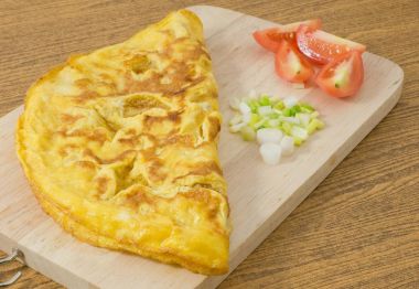 Tay tarzı omlet domates ve yeşil soğan ile