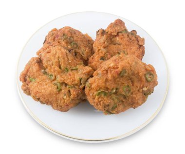 Tay balık köftesi beyaz tabak üzerinde hizmet