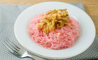 Kırmızı kızarmış pirinç şehriye yumurta ve yeşil soğan ile