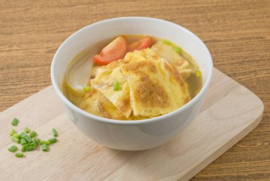 Tay omlet domates, soğan ve yeşil soğan çorbası