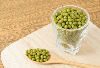 Mung fasulye bir kaşık ve bir cam bardak