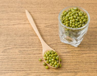 Mung fasulye bir kaşık ve bardak kupa