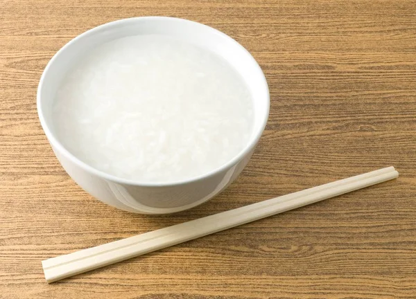 Riso bollito morbido o Porridge di riso con bacchette — Foto Stock