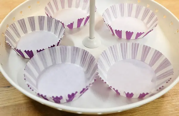 Empty Paper Cupcake Cups on Pedestal Tray — Stock Photo, Image