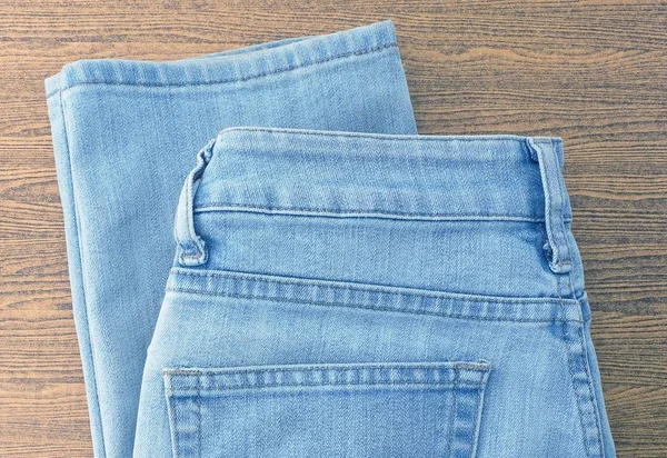 Крупним планом синій джинсового Жан на дерев'яні таблиці — стокове фото