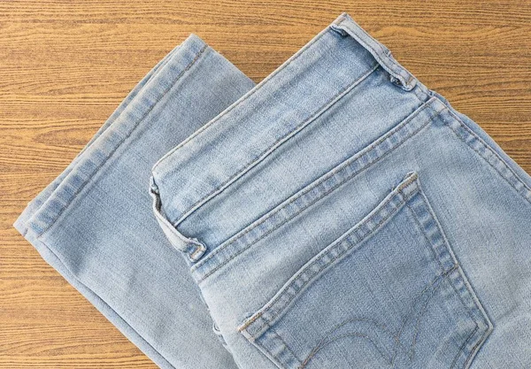 Blue Denim Jean en una mesa de madera — Foto de Stock