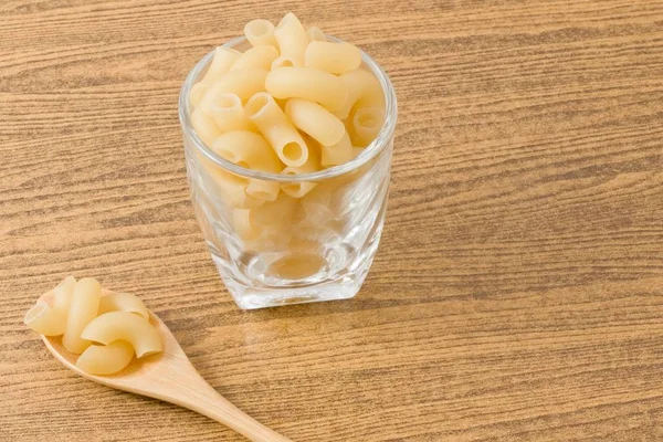 Macaroni au coude ou pâtes Gomiti sur table avec espace de copie — Photo